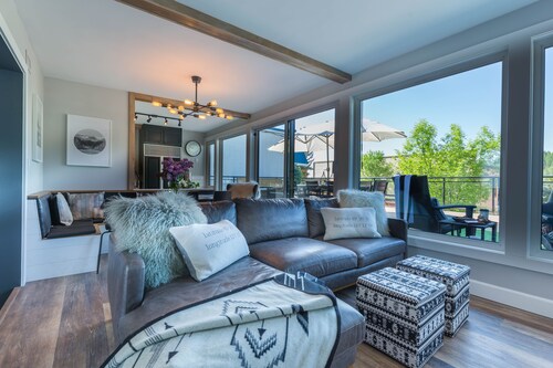 Unique modern newly renovated downtown penthouse apartment