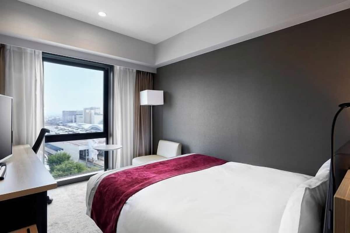 Down duvets, in-room safe, desk, blackout curtains