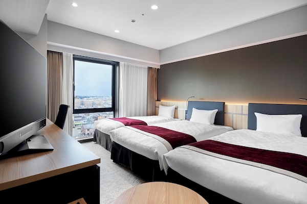 Down duvets, in-room safe, desk, blackout curtains