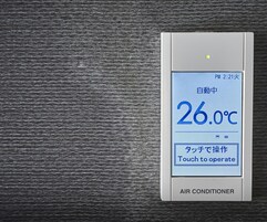 Un aire acondicionado con pantalla digital que muestra una temperatura de 26.0°C.