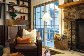 Smart TV, fireplace, ping pong - Horsepasture River Townhome- Walk to Amenities and Restaurants! (Sapphire)