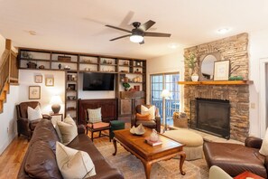 TV connectée, cheminée, table de tennis de table