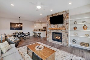 Smart-TV, Kamin, Videospiele, Hulu