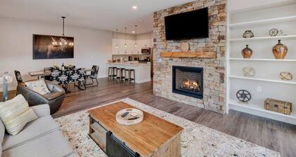 Downtown WP Loft 208 I Hot Tub I Great Views I Heated Garage I Discounted Attractions