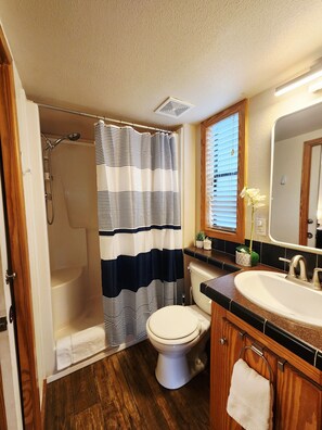 Shower, hair dryer, towels, soap - Cozy Canyon Lake Tiny House – Stunning Views & Great Location (Canyon Lake)
