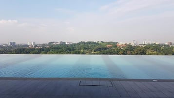 Et evighetsbasseng og et basseng på takterrassen