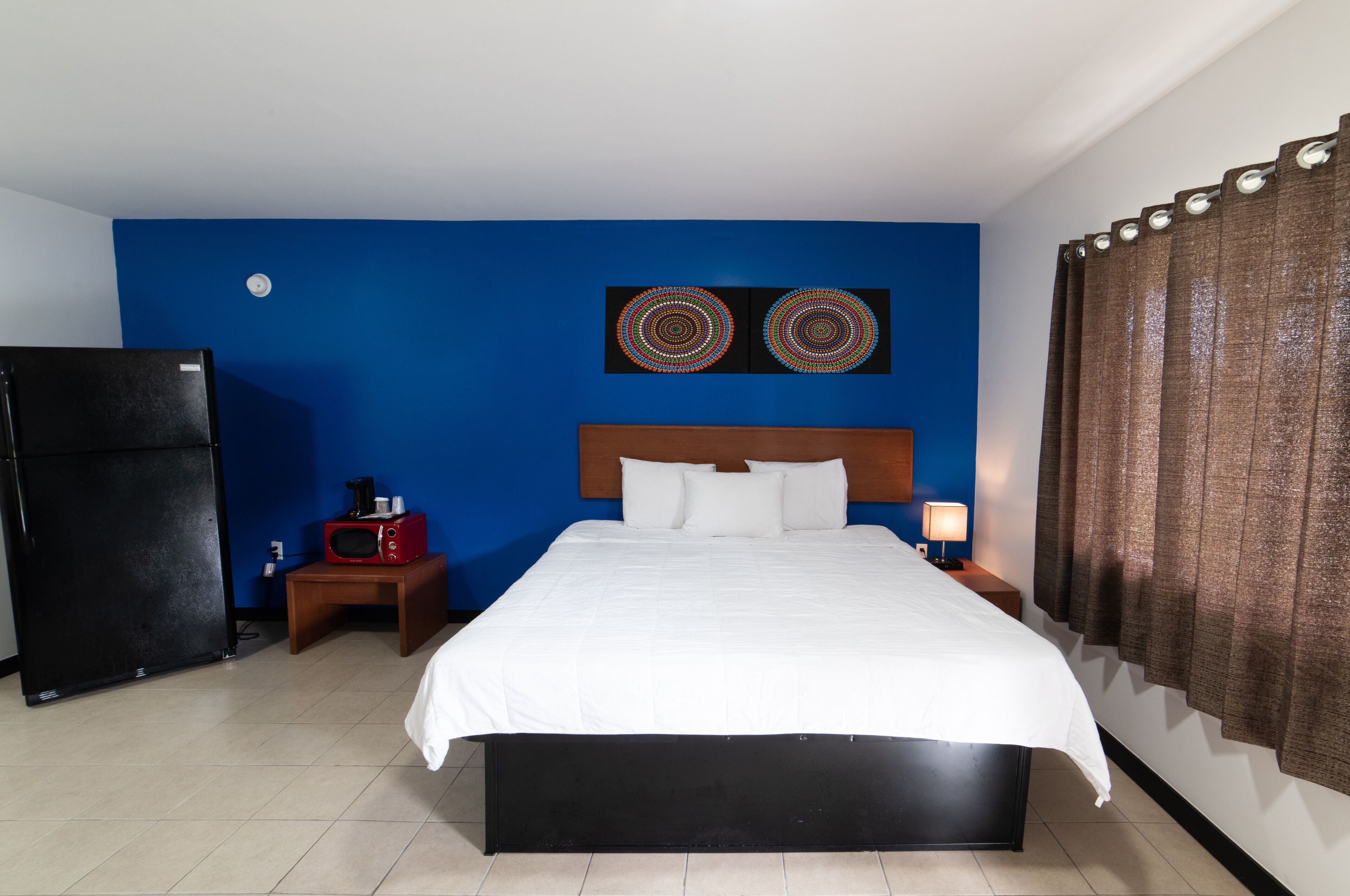 Habitación estándar, 1 cama de matrimonio grande, no fumadores, frigorífico y microondas | Escritorio, tabla de planchar con plancha, wifi gratis y ropa de cama