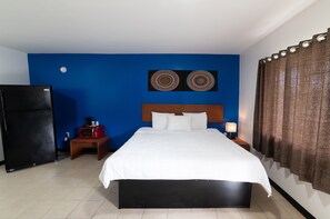 Chambre Standard, 1 très grand lit, non-fumeur, réfrigérateur et four à micro-ondes