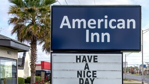 A sign for American Inn with a message "HAVE A NICE DAY". - American Inn (Baton Rouge)