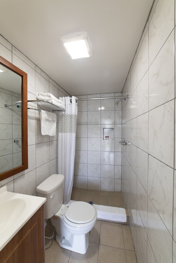Standard Room, 1 Queen Bed, Non Smoking, Refrigerator & Microwave - American Inn (Baton Rouge)