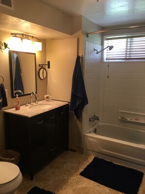 シャワー付き浴槽、ヘアドライヤー、タオル、石鹸