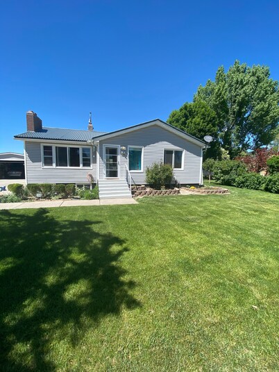 Synchrodestiny 1 is joyful with a beautiful Mountain View from front yard