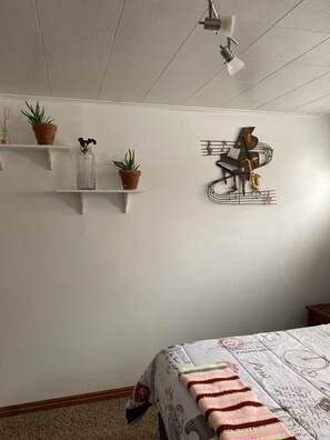 2 室のベッドルーム、セーフティボックス (室内)、デスク、WiFi (無料)