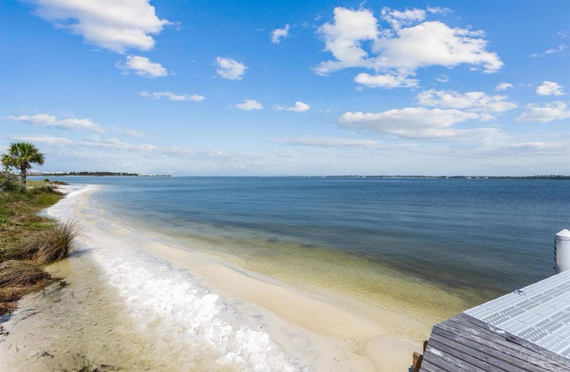Vlak bij het strand, ligstoelen aan het strand