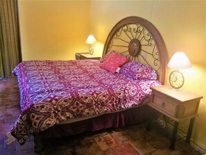 3 slaapkamers, een strijkplank/strijkijzer, gratis wifi, beddengoed