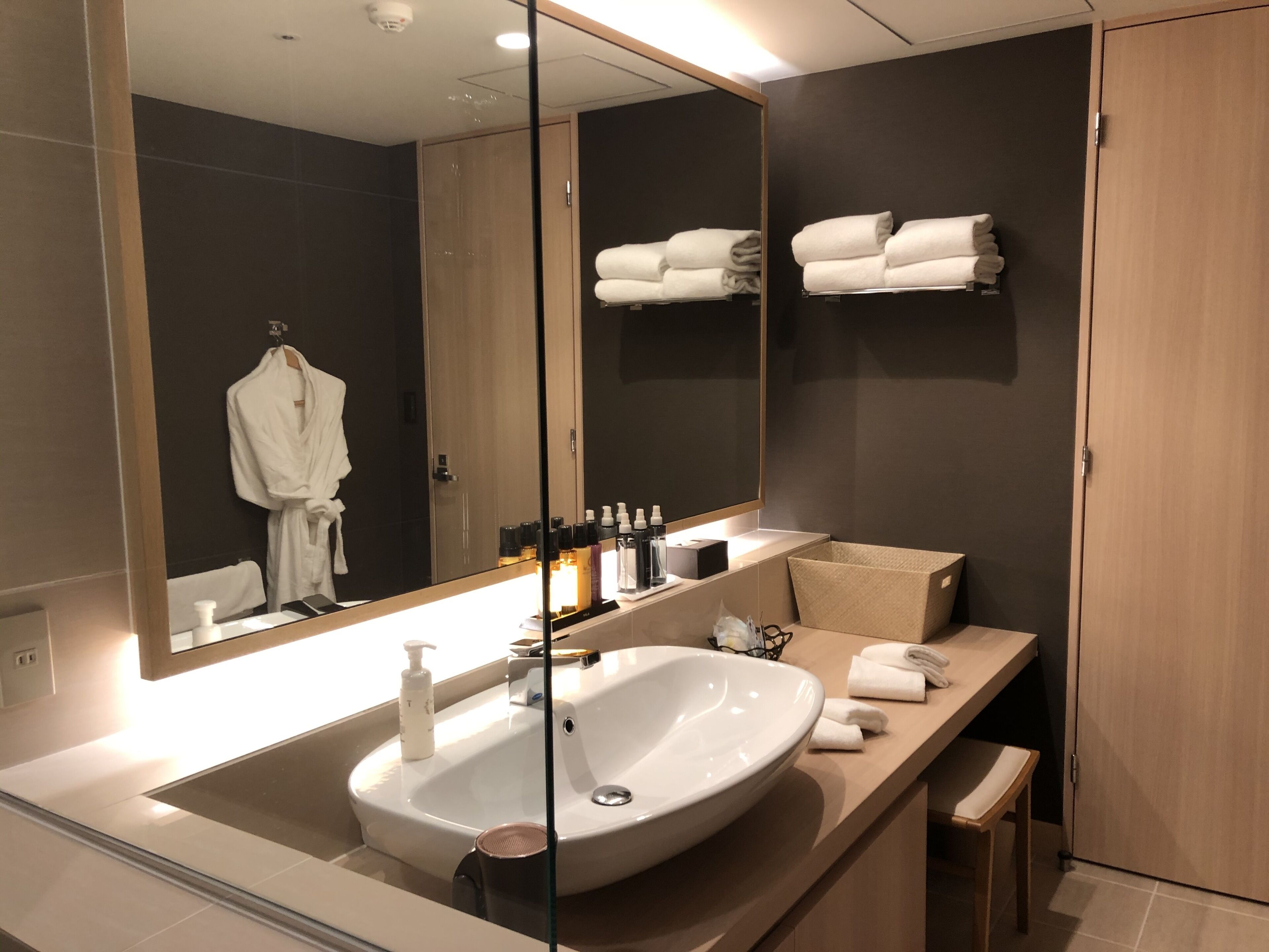 premium deluxe twin room, non smoking | bathroom sink