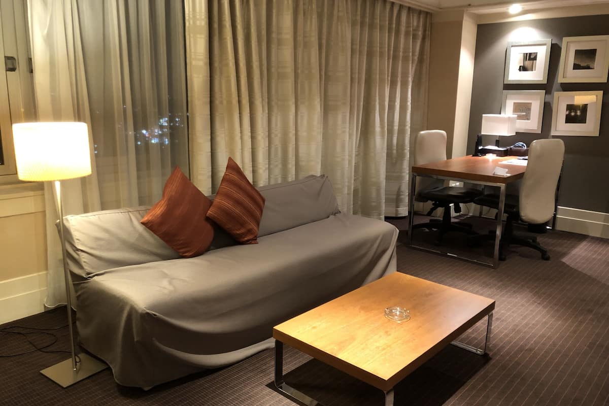 executive twin room, non smoking | living area | 32-inch flat-screen tv with digital channels, tv