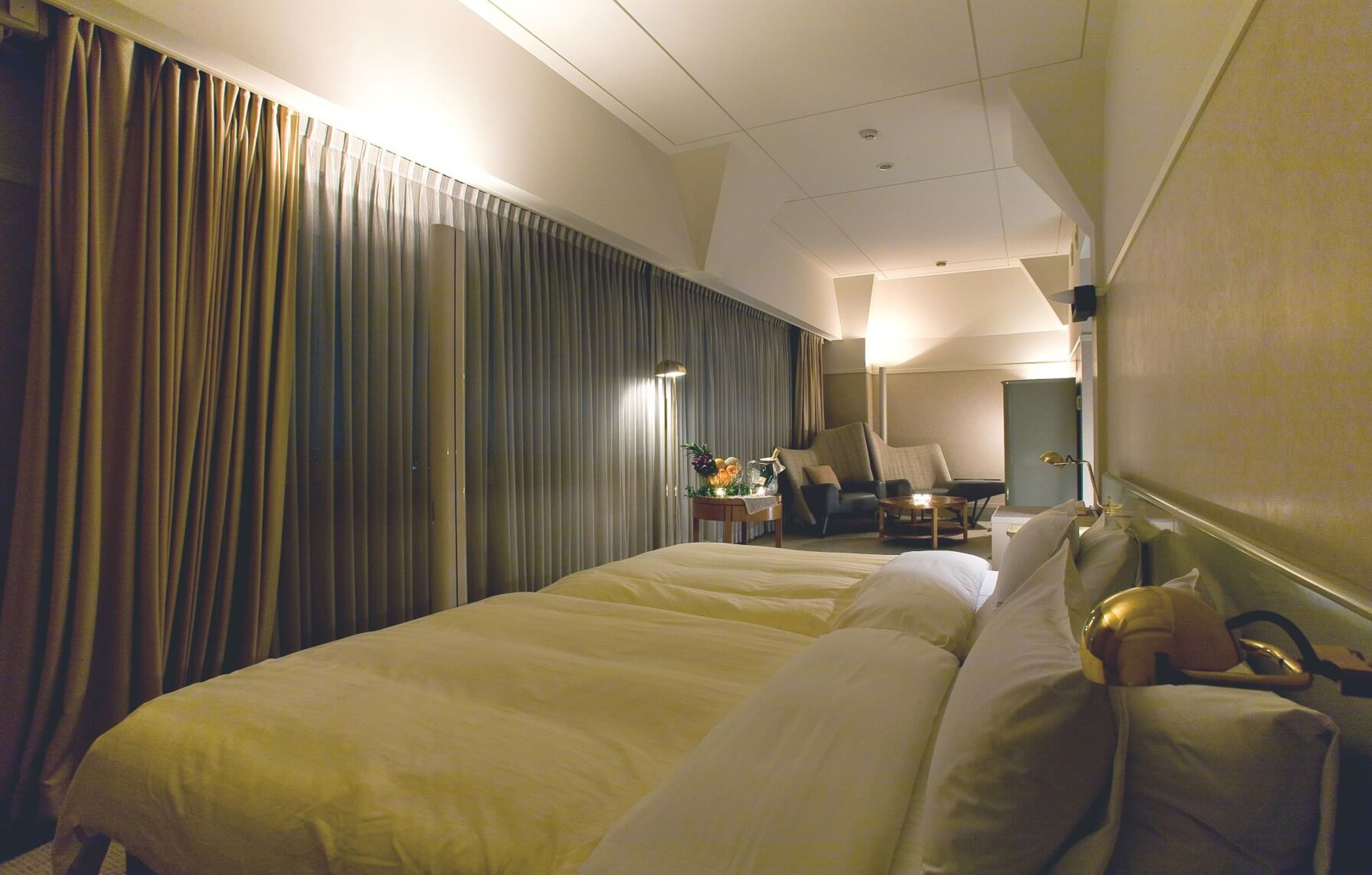 suite, smoking | desk, laptop workspace, blackout curtains, soundproofing