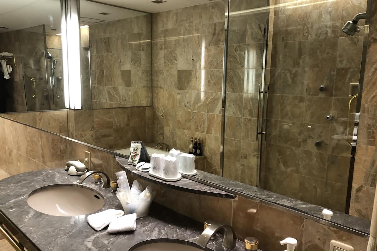 suite, smoking | bathroom sink