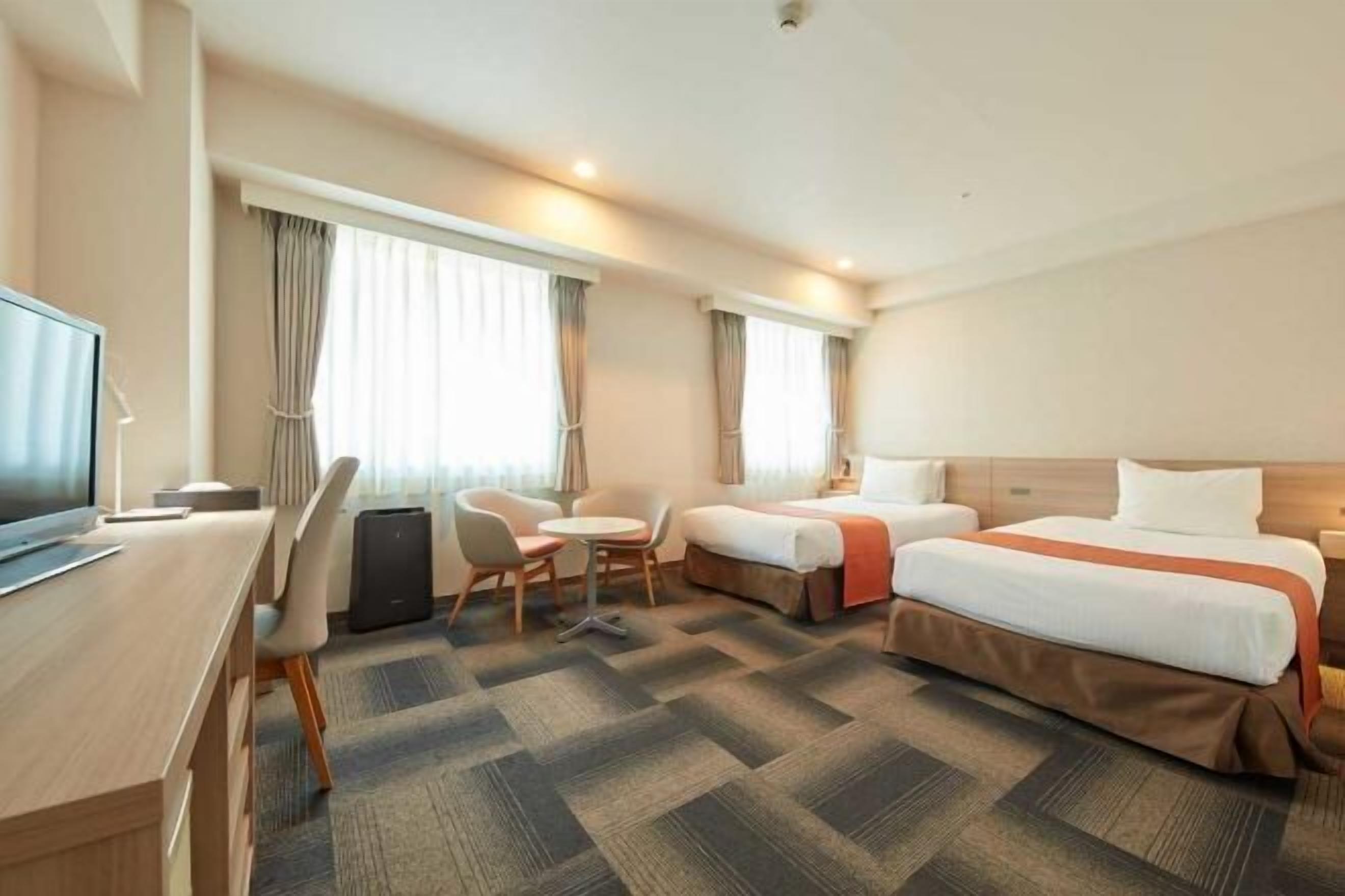 مكتب ومساحة عمل للكمبيوتر المحمول وستائر تعتيم وتجهيزات عازلة للصوت