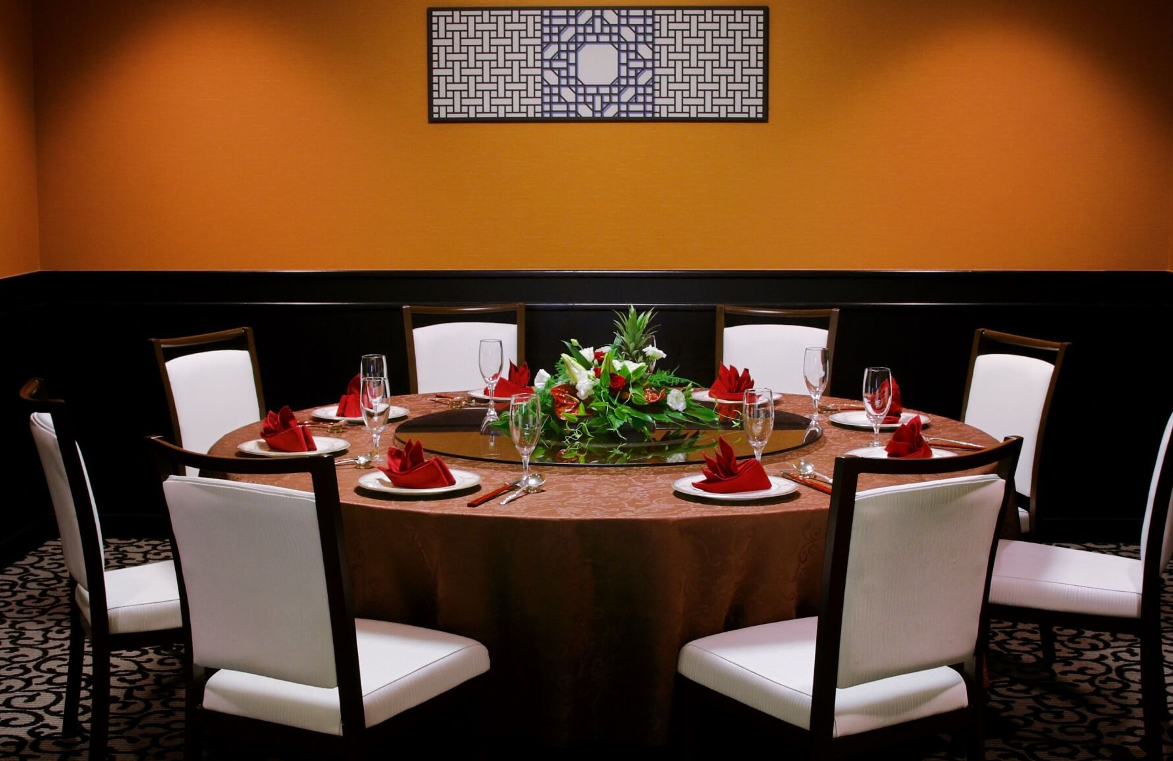 3 restaurants, breakfast served