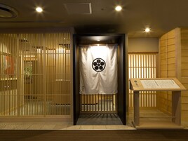 3 restaurantes, se sirve desayuno 