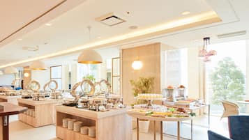 Daily buffet breakfast (JPY 1760 per person)