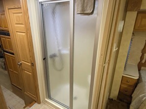 Een douche, handdoeken, toiletpapier