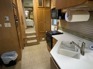 Een koelkast, een microgolfoven, een oven, een kookplaat