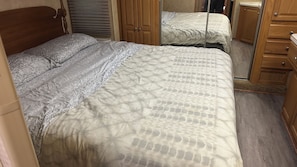 1 bedroom, WiFi, bed sheets - Platte - 37ft RV Camper in the Woods with Fire pit & Hot Tub Access (Benzonia)