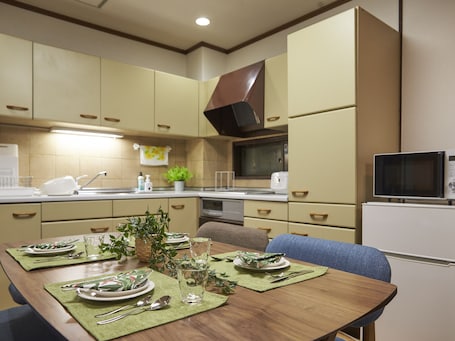 Apartment, Non Smoking | In-room dining