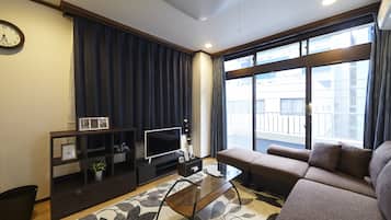 Apartment, Non Smoking | Living room | 32-inch flat-screen TV with digital channels, TV