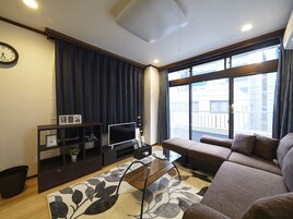 Apartment, Non Smoking | Living room | 32-inch flat-screen TV with digital channels, TV