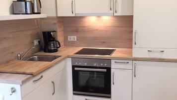 Fridge, stovetop, dishwasher