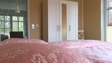 2 bedrooms, cots/infant beds, free WiFi