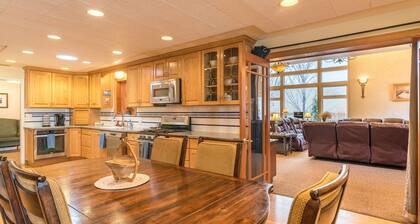 Suburban Retreat at the Foot of the Rockies: Sleeps 24+