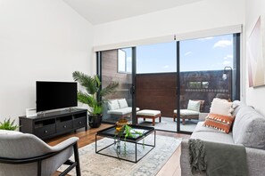 Three Bedroom Townhouse With Parking | Area keluarga | TV LED