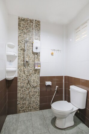 Shower, towels, soap, shampoo - OYO 75331 Hareeya Hotel (Takua Thung)