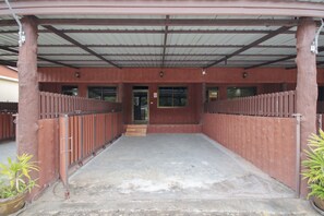 Free self parking - OYO 75331 Hareeya Hotel (Takua Thung)