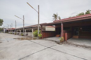 Free self-parking - OYO 75331 Hareeya Hotel (Takua Thung)