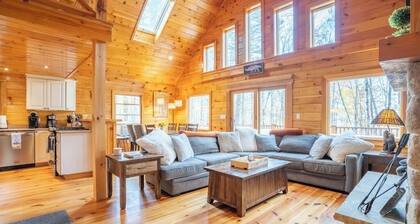 Beautiful private rustic log cabin, pool, hot tub