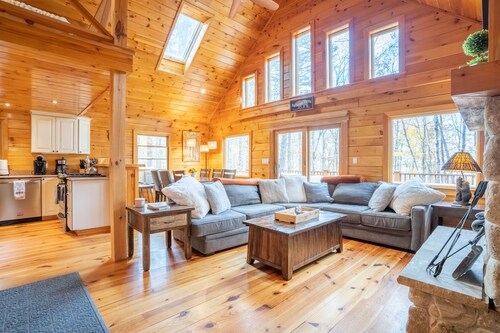 Beautiful private rustic log cabin, pool, hot tub