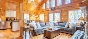 Beautiful private rustic log cabin, pool, hot tub