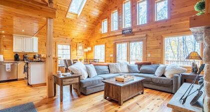 Beautiful private rustic log cabin, pool, hot tub