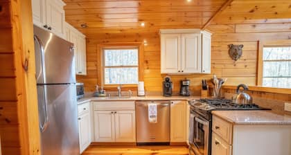Beautiful private rustic log cabin, pool, hot tub