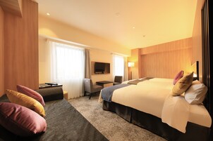 Family Room, Non Smoking (Free Access to MANGA Library) | Desk, blackout drapes, free WiFi, bed sheets