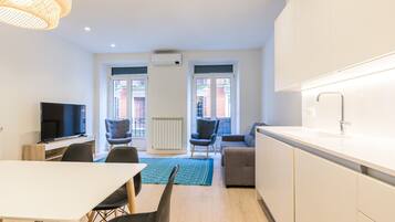 Een microgolfoven, een oven, een kookplaat, een vaatwasser