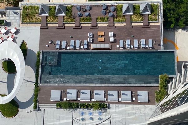 La vista de la alberca desde el balcón del departamento