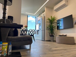 Smart TV, table football, ping pong, stereo