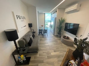 Smart-TV, Tischfußball, Tischtennisplatte, Stereoanlage